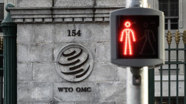 Красный сигнал светофора у входа в штаб-квартиру Всемирной торговой организации (ВТО), фото из архива - Sputnik Азербайджан