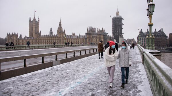 Люди во время снегопада в Лондоне - Sputnik Азербайджан
