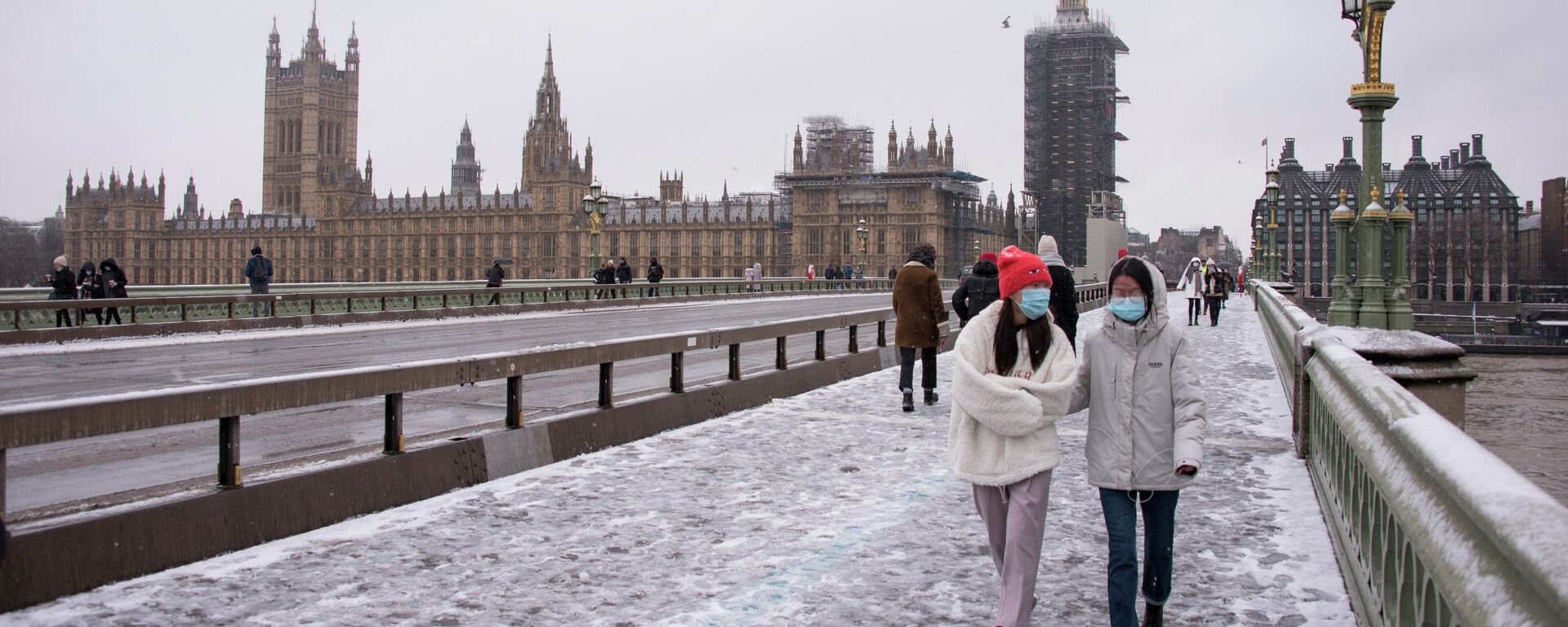 Люди во время снегопада в Лондоне - Sputnik Азербайджан, 1920, 03.12.2021