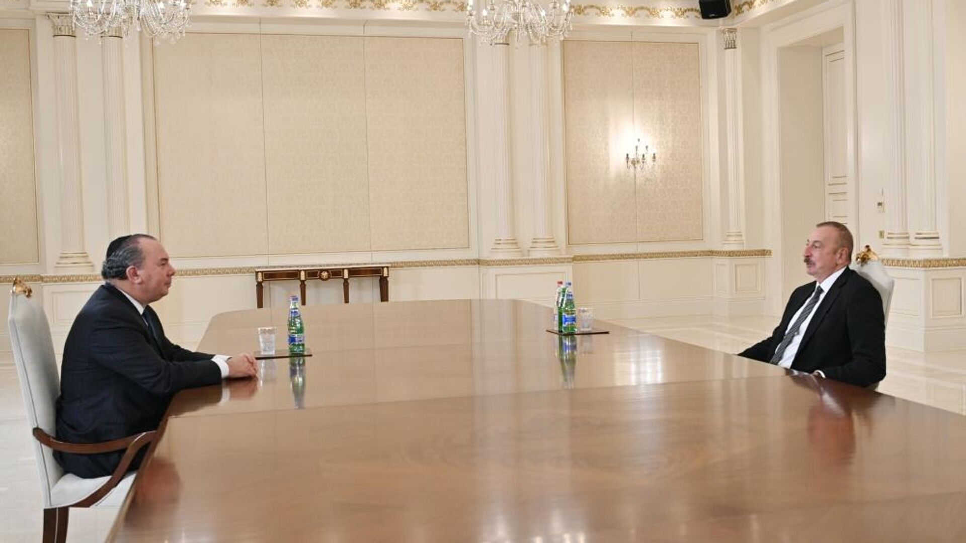  Президент Ильхам Алиев принял президента и учредителя Фонда этнического взаимопонимания США Марка Шнайера - Sputnik Азербайджан, 1920, 02.12.2021