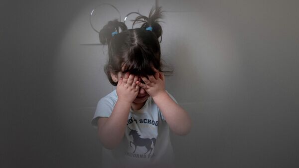 Девочка закрывает лицо руками, фото из архива - Sputnik Азербайджан