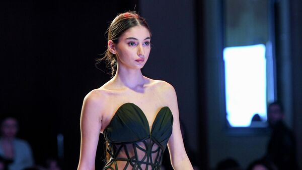 Model Azerbaijan Fashion Week həftəsində - Sputnik Azərbaycan