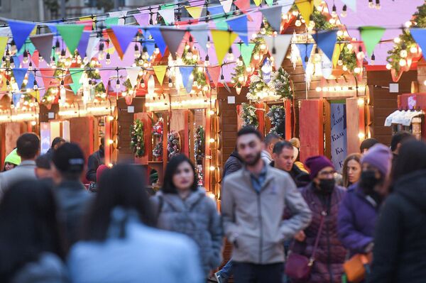 Жители Баку и гости столицы могут окунуться в предпраздничную атмосферу и прогуляться по нарядной улице, которая украшена гирляндами, фонарями и огромной елкой. - Sputnik Азербайджан