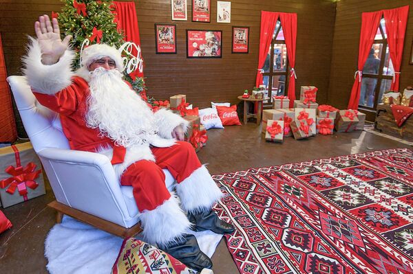 Дед Мороз лишь издалека машет всем рукой.  - Sputnik Азербайджан