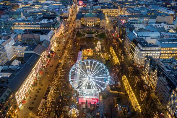 Вид на рождественскую ярмарку в центре Осло,  Норвегия. - Sputnik Азербайджан