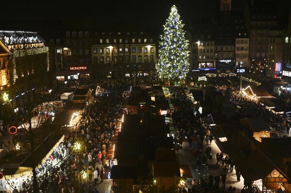 Рождественская елка на центральной площади Place Kleber в Страсбурге, Франция. - Sputnik Азербайджан