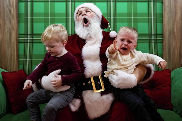 Дети с Сантой в торговом центре Willow Grove Park перед Рождеством в Willow Grove, штат Пенсильвания, США. - Sputnik Азербайджан