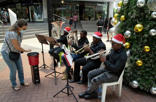 Группа играет рождественские гимны для покупателей в торговом центре в Йоханнесбурге (ЮАР). - Sputnik Азербайджан