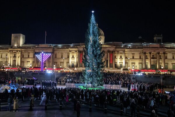 Общий вид во время церемонии зажжения рождественской елки на Трафальгарской площади в Лондоне, Великобритания. - Sputnik Азербайджан