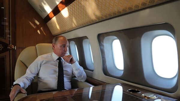 Президент РФ Владимир Путин на борту президентского самолета  - Sputnik Азербайджан