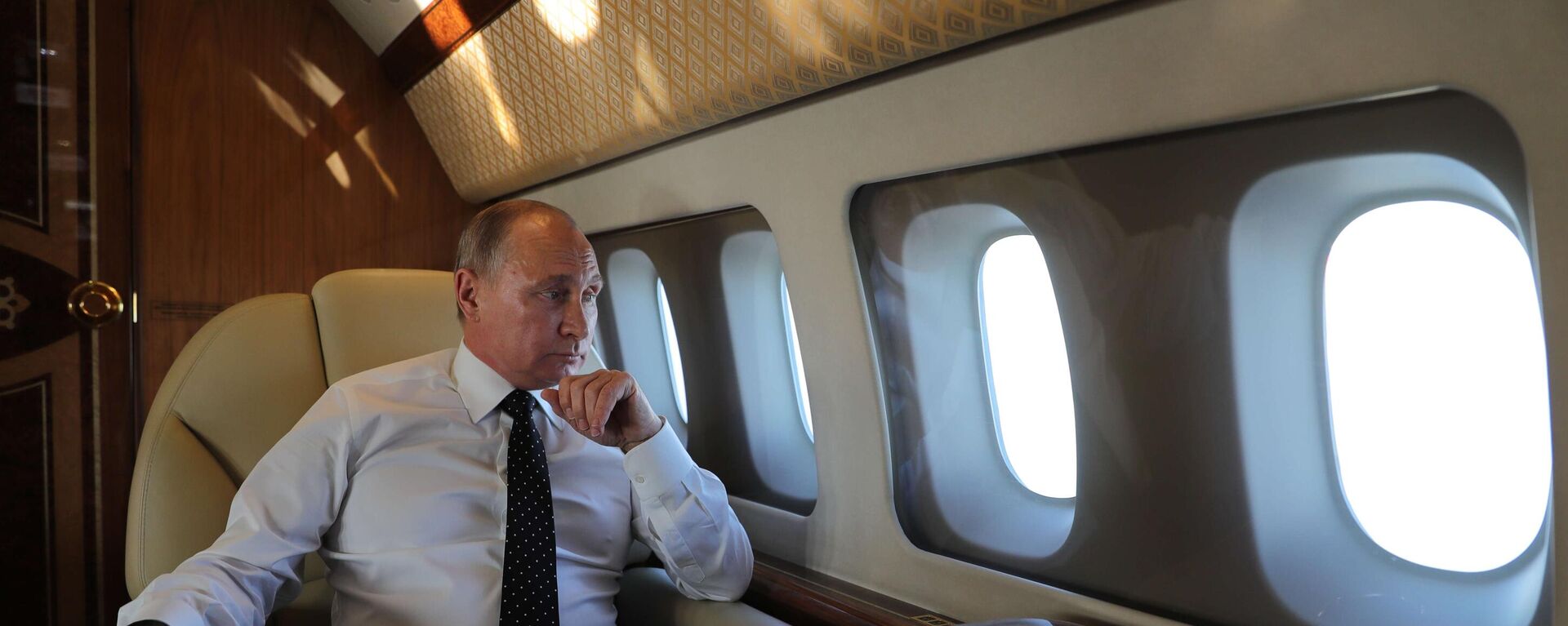 Президент РФ Владимир Путин на борту президентского самолета  - Sputnik Азербайджан, 1920, 06.12.2021