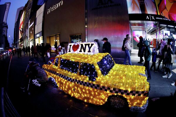Копия такси, сделанная из рождественских огней в Нью-Йорке. - Sputnik Азербайджан