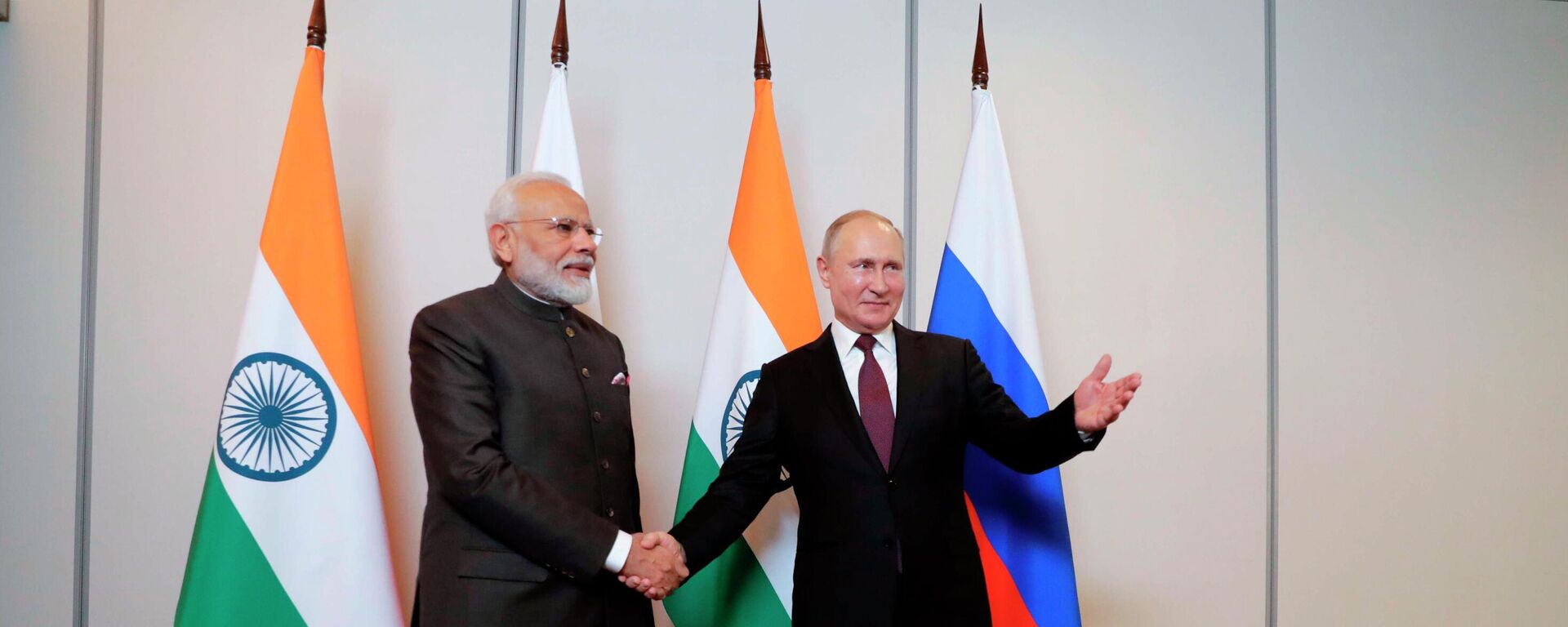 Президент РФ Владимир Путин и премьер-министр Индии Нарендра Моди (слева) во время встречи, фото из архива - Sputnik Азербайджан, 1920, 06.12.2021