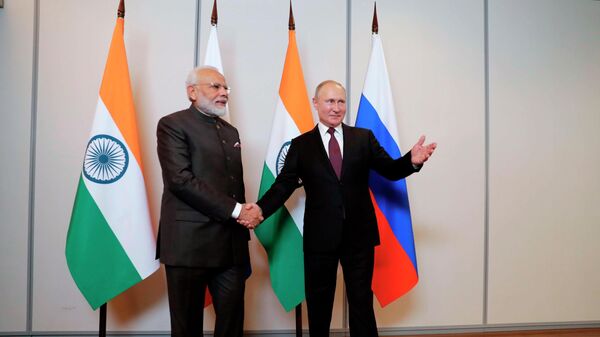 Президент РФ Владимир Путин и премьер-министр Индии Нарендра Моди (слева) во время встречи, фото из архива - Sputnik Азербайджан