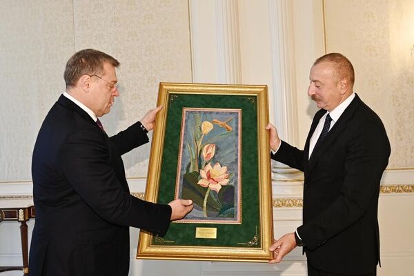 Президенту Ильхаму Алиеву вручен памятный подарок - Sputnik Азербайджан