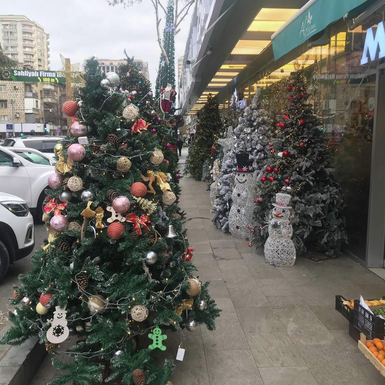 Во сколько обойдется жителям Баку украсить елку на Новый год? - 10.12.2021,  Sputnik Азербайджан