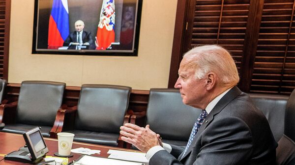Президент РФ Владимир Путин во время переговоров с президентом США Джозефом Байденом в режиме видеоконференции - Sputnik Азербайджан