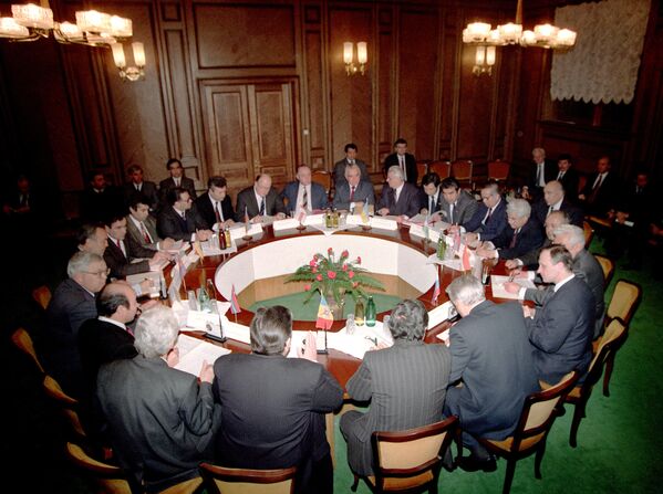 21 декабря 1991 г. в Алма-Ате (Казахстан) 11 руководителей бывших союзных республик подписали декларацию о целях и принципах СНГ, его основах. Декларация подтвердила Беловежское соглашение, указав, что с образованием СНГ СССР прекращает свое существование. - Sputnik Азербайджан