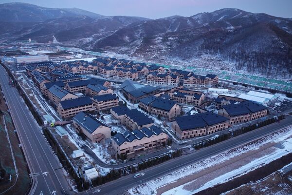 Деревня атлетов зимних Олимпийских игр в Пекине 2022 года в Чжанцзякоу, провинция Хэбэй, Китай. - Sputnik Азербайджан