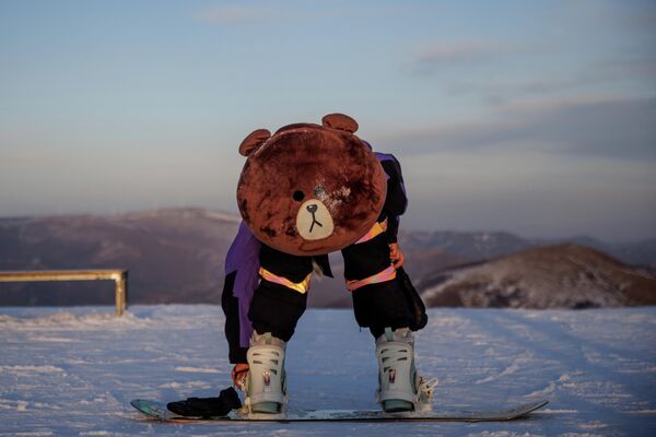 Сноубордист с защитной подушкой на горнолыжном курорте Тайву в Чжанцзякоу, недалеко от мест проведения зимних Олимпийских игр.  - Sputnik Азербайджан