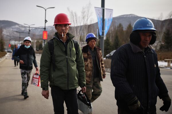 Рабочие на строительной площадке на горнолыжном курорте Тайву в Чжанцзякоу недалеко от мест проведения зимних Олимпийских игр. - Sputnik Азербайджан