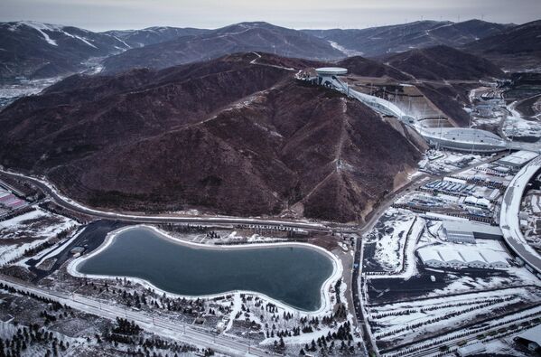 Резервуар, который обеспечивает водой снежные пушки на объектах соревнований во время зимних Олимпийских игр в Пекине. - Sputnik Азербайджан