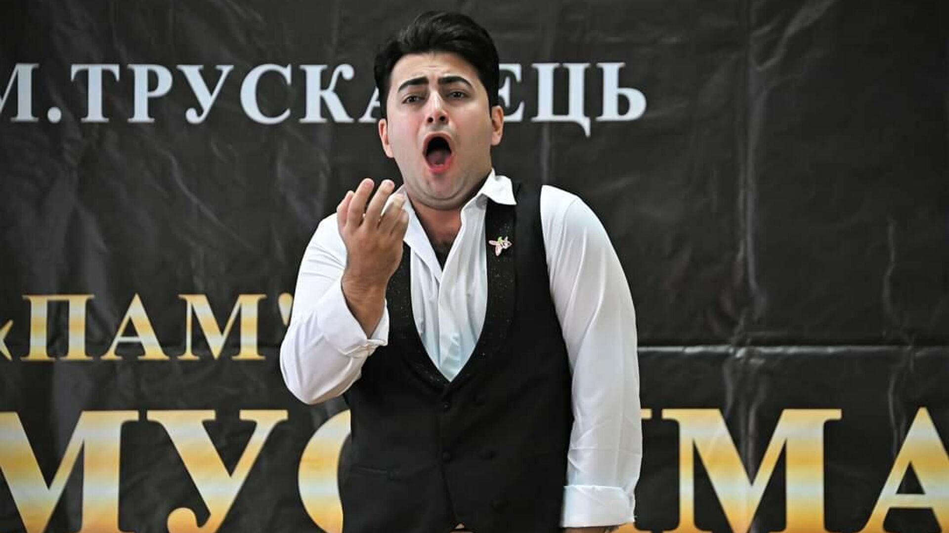 Азербайджанский вокалист Урфан Джафаров  - Sputnik Азербайджан, 1920, 08.12.2021