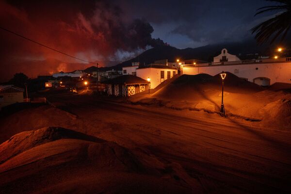 Поток лавы из вулкана на канарском острове Ла-Пальма, Испания. - Sputnik Азербайджан
