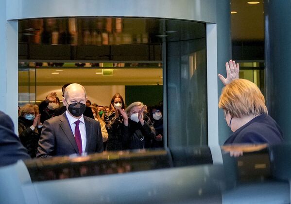 Бывший канцлер Германии Ангела Меркель машет на прощание новому канцлеру Олафу Шольцу в Берлине. - Sputnik Азербайджан