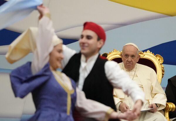 Папа Франциск в Школе сестер Урсулинок Святого Дионисия в Афинах, Греция. - Sputnik Азербайджан
