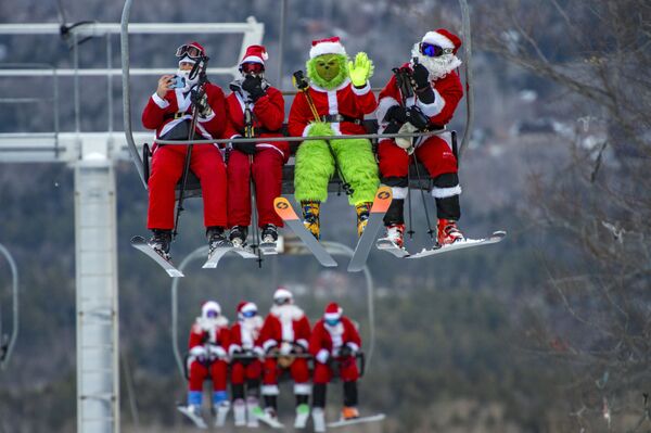 Лыжники принимают участие в ежегодном лыжном забеге Санта-Клауса на Сандей-Ривер в Ньюри, США. - Sputnik Азербайджан
