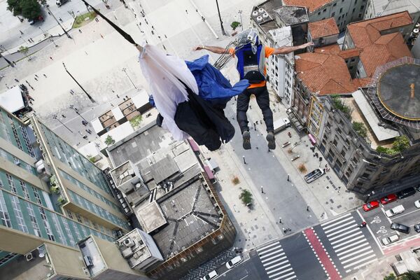 Бейсджампер прыгает со здания Мартинелли во время соревнований в Сан-Паулу, Бразилия. - Sputnik Азербайджан