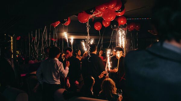 Люди отмечают Новы год в одном из ресторанов в Баку - Sputnik Азербайджан