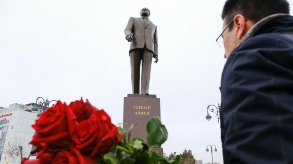 В Астрахани почтили память Гейдара Алиева - Sputnik Азербайджан