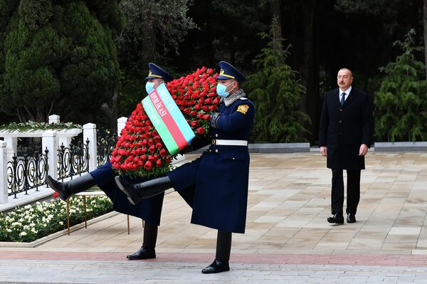  Президент Азербайджана Ильхам Алиев, первая леди Мехрибан Алиева и члены семьи великого Гейдара Алиева в воскресенье, 12 декабря, посетили место захоронения общенационального лидера на Аллее почетного захоронения - Sputnik Azərbaycan