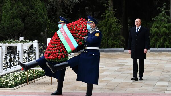  Президент Азербайджана Ильхам Алиев, первая леди Мехрибан Алиева и члены семьи великого Гейдара Алиева в воскресенье, 12 декабря, посетили место захоронения общенационального лидера на Аллее почетного захоронения - Sputnik Азербайджан