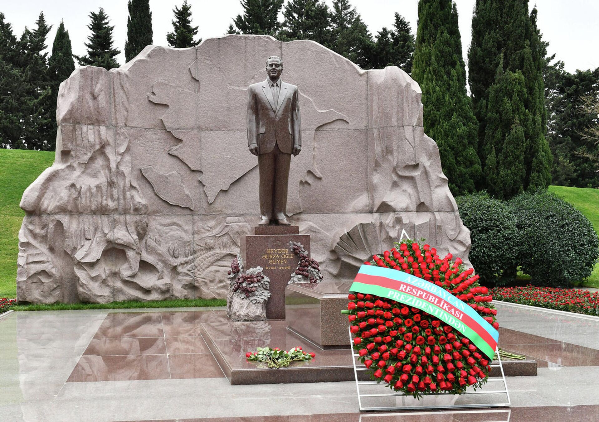  Президент Азербайджана Ильхам Алиев, первая леди Мехрибан Алиева и члены семьи великого Гейдара Алиева в воскресенье, 12 декабря, посетили место захоронения общенационального лидера на Аллее почетного захоронения - Sputnik Azərbaycan, 1920, 09.05.2022
