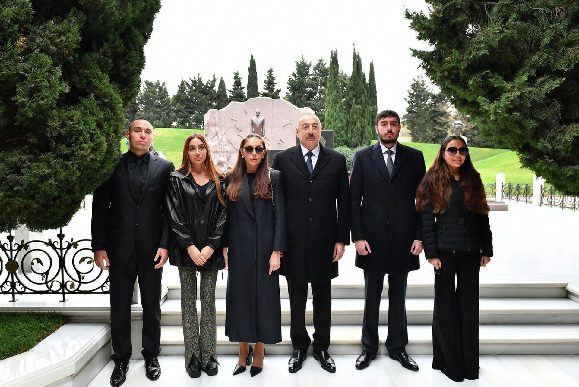  Президент Азербайджана Ильхам Алиев, первая леди Мехрибан Алиева и члены семьи великого Гейдара Алиева в воскресенье, 12 декабря, посетили место захоронения общенационального лидера на Аллее почетного захоронения - Sputnik Азербайджан, 1920, 12.12.2021