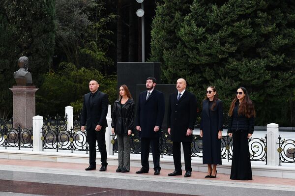 Президент Азербайджана Ильхам Алиев, первая леди Мехрибан Алиева и члены семьи великого Гейдара Алиева в воскресенье, 12 декабря, посетили место захоронения общенационального лидера на Аллее почетного захоронения - Sputnik Азербайджан