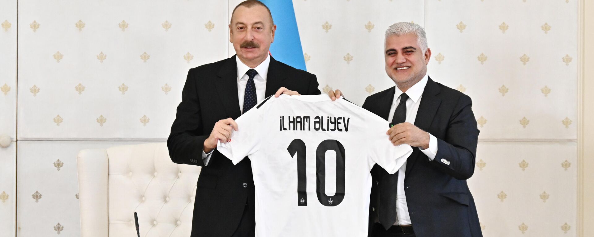 Президент Ильхам Алиев принял членов футбольного клуба Карабах - Sputnik Азербайджан, 1920, 13.12.2021