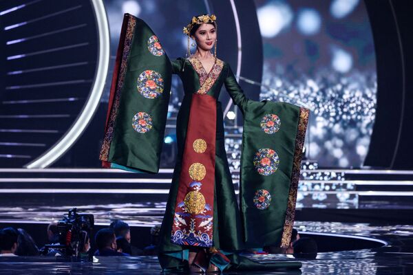 Мисс Китай Ши Юн Янг в национальном костюме на конкурсе красоты &quot;Мисс Вселенная-2021&quot;. - Sputnik Азербайджан