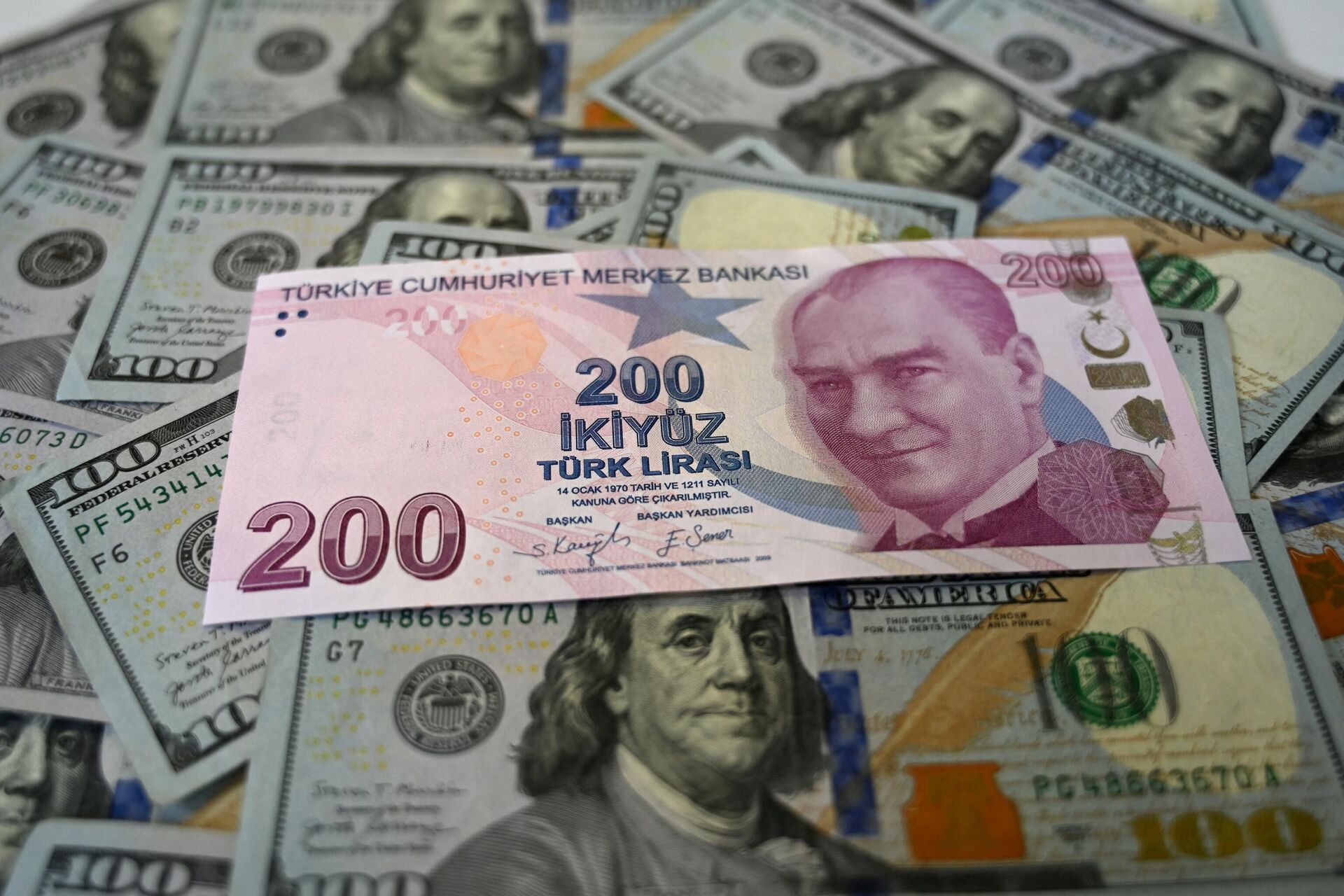 Банкноты долларов США и турецкой лиры, фото из архива - Sputnik Azərbaycan, 1920, 21.05.2023