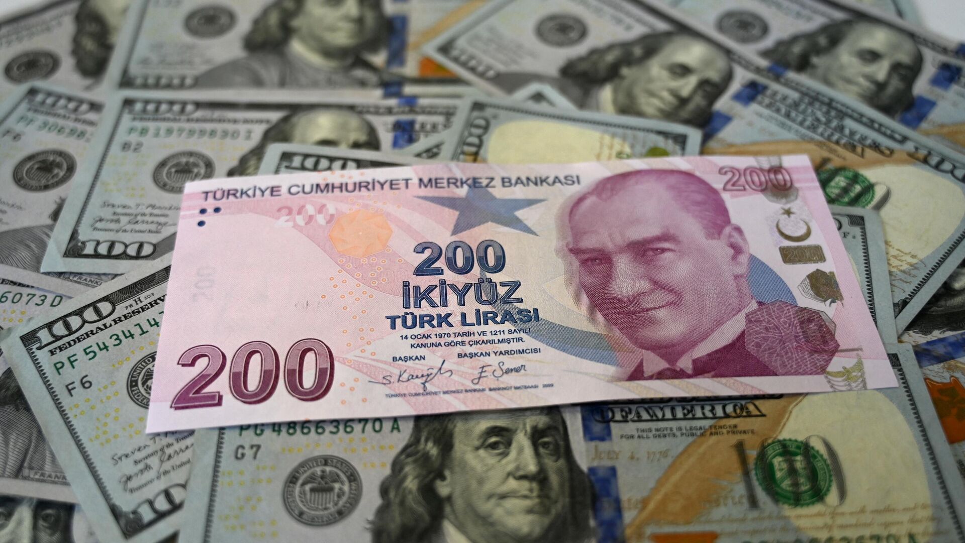 Банкноты долларов США и турецкой лиры, фото из архива - Sputnik Азербайджан, 1920, 24.06.2023