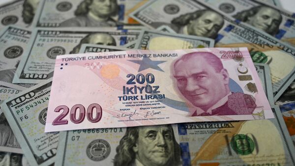 Банкноты долларов США и турецкой лиры, фото из архива - Sputnik Азербайджан