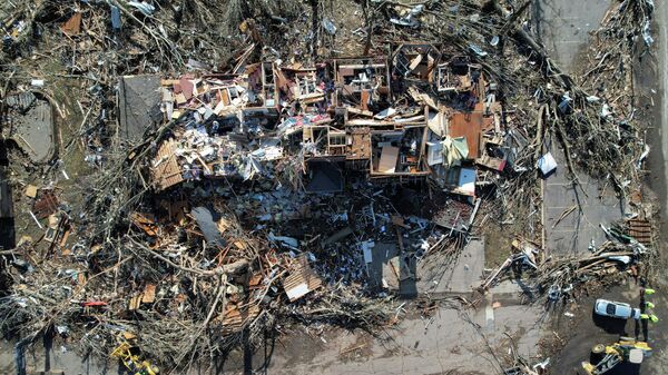 Последствия торнадо в Мейфилде, штат Кентукки, США - Sputnik Азербайджан