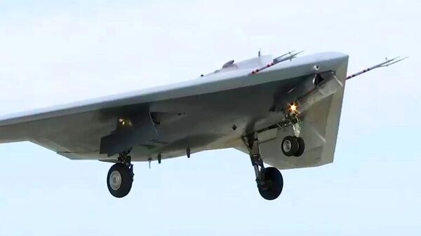 Новейший ударный беспилотник Охотник совершил первый совместный полет с Су-57 - Sputnik Азербайджан
