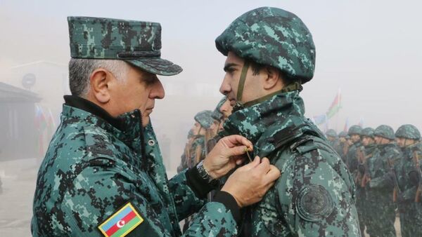 Генерал-лейтенант Ильхам Мехдиев на пограничной комендатурк в Зангиланском районе  - Sputnik Азербайджан