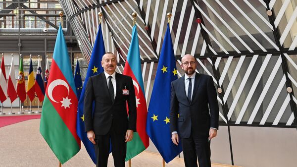 Встреча между находящимся с рабочим визитом в Брюсселе Президентом Азербайджанской Республики Ильхамом Алиевым и президентом Совета Европейского Союза Шарлем Мишелем - Sputnik Азербайджан