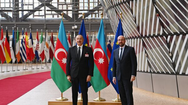 Встреча между находящимся с рабочим визитом в Брюсселе Президентом Азербайджанской Республики Ильхамом Алиевым и президентом Совета Европейского Союза Шарлем Мишелем - Sputnik Azərbaycan
