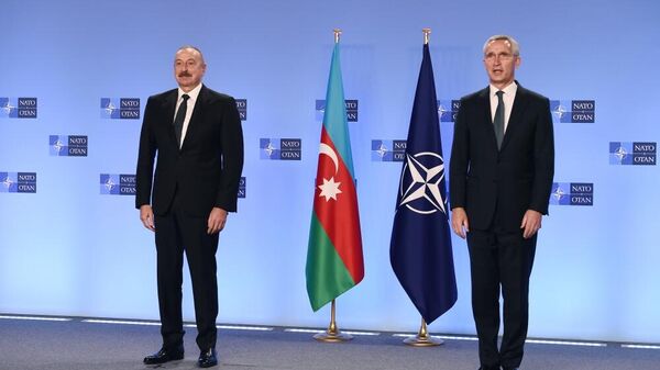 Brüsseldə Azərbaycan Prezidenti İlham Əliyev ilə NATO-nun Baş katibi Yens Stoltenberq arasında görüş - Sputnik Azərbaycan